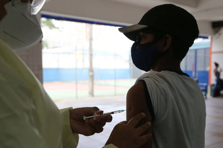 Vacinação contra Covid em escola municipal de SP