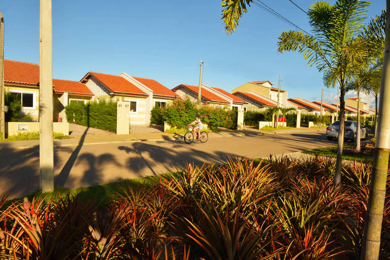 Desenho de rua com casas térreas 