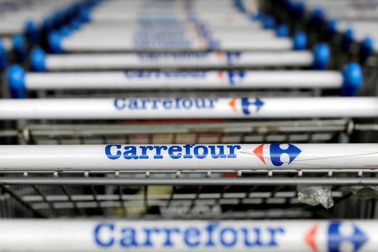 Carrinhos de compra enfileirados com o logo do Carrefour