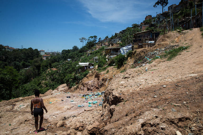 Favela Capadócia tem cerca de 1500 moradias na encosta de um morro