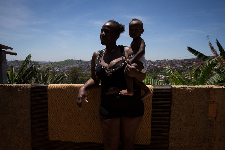 Citnthya Conceição Venâncio, 43, e o filho, Kenedy, viviam na favela do Sapo, na zona oeste