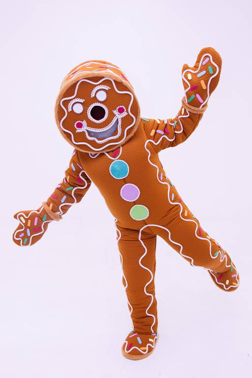 Uma pessoa está vestida de biscoito natalino nas cores marrom e branco