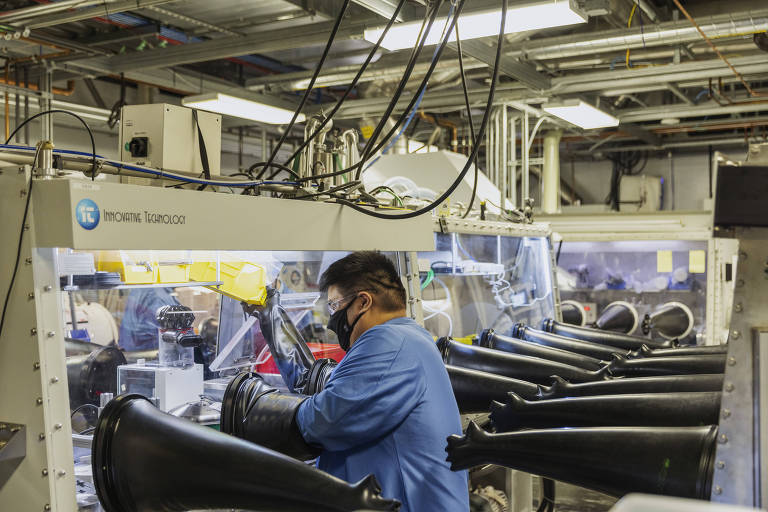  Técnico trabalha em pesquisa sobre baterias de metal de lítio em San José, na Califórnia
