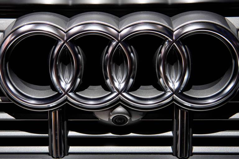 Detalhe de logo da Audi, em carro elétrico 