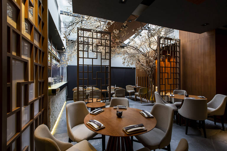 Achado do restaurante Maza: o ambiente interno abriga uma linda cerejeira. 