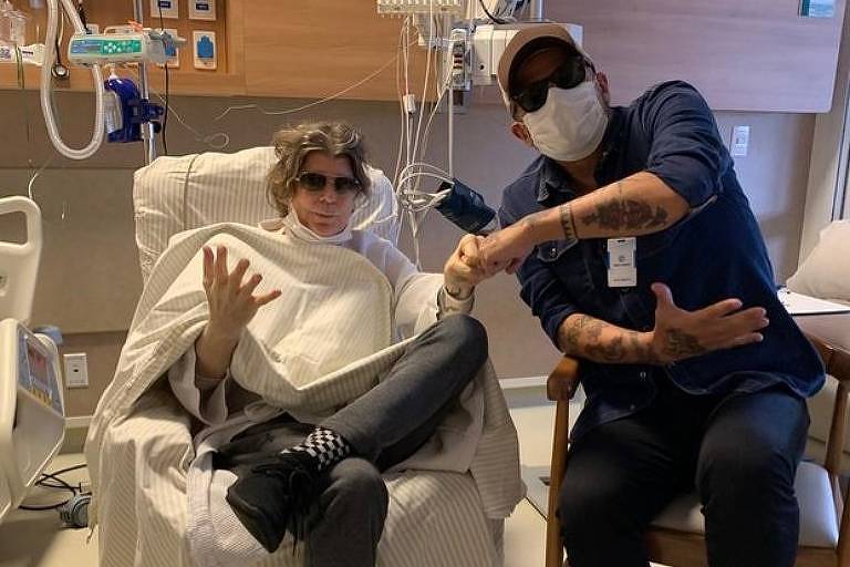 Branco Mello recebe a visita de Sérgio Britto no hospital