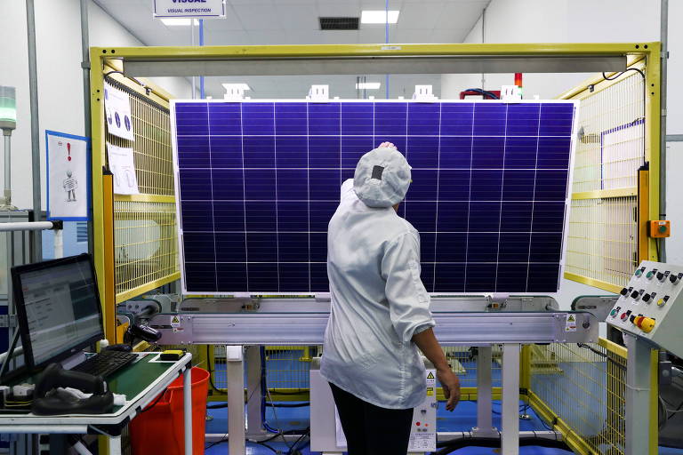 Funcionário faz checagem de qualidade em módulo solar em fábrica da montadora chinesa BYD, em Campinas, no interior de São Paulo