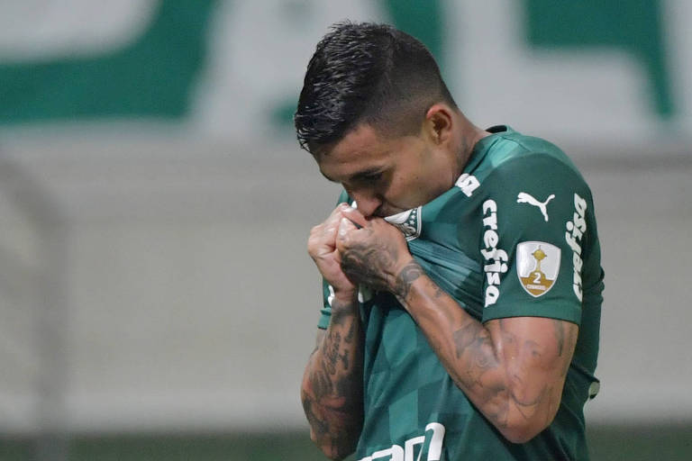 Dudu beija o escudo do Palmeiras após marcar contra o São Paulo na Libertadores
