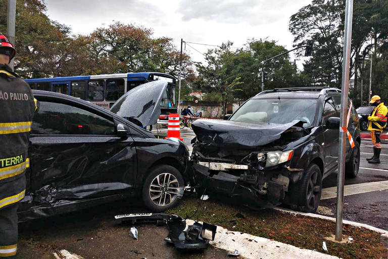 Veículos destruídos após colisão frontal ocorrida neste ano em Pinheiros (zona oeste); agente da CET 