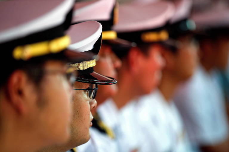 Membros das forças de autodefesa marítimas do Japão escutam discurso durante visita do navio Samidare a terminal em Jacarta, na Indonésia