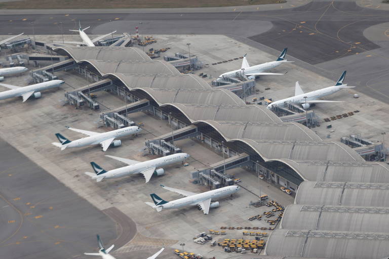 Aviões estacionados no aeroporto internacional de Hong kong nesta quarta-feira (24); aviação e turismo estão entre áreas mais afetadas pela pandemia