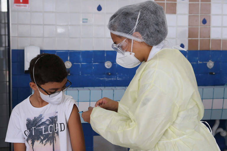 Aluno é vacinado na Emef Chiquinha Rodrigues, na zona sul da capital paulista