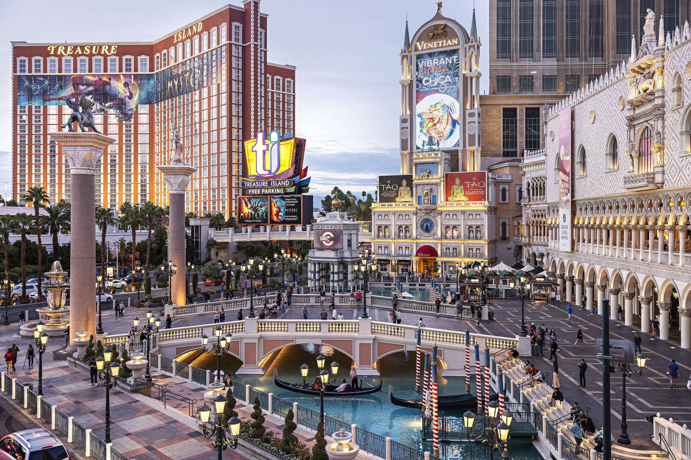 Em Las Vegas, turistas passeiam de gôndola em lago artificial de hotel que imita a cidade italiana de Veneza