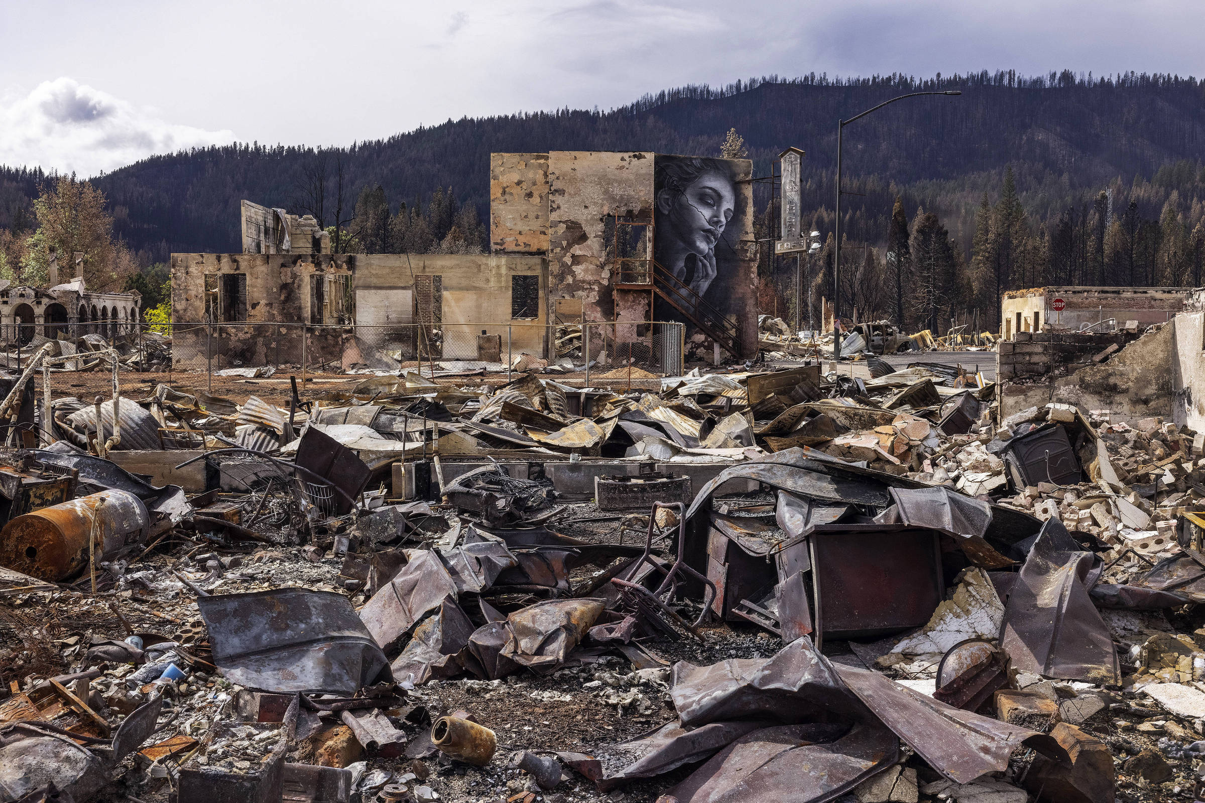 Escombros de casas e edifícios da cidade de Greenville, no norte da Califórnia, destruída pelo incêndio Dixie