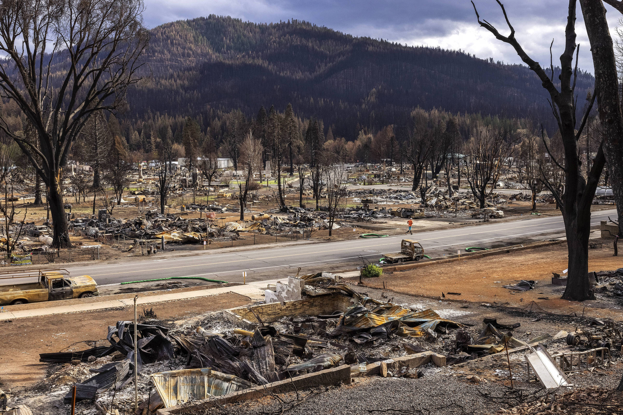 Ruínas na cidade de Greenville provocadas pelo Dixie, o segundo maior incêndio florestal da história da Califórnia 
