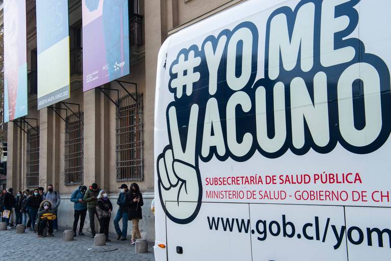 Pessoas fazem fila do lado de fora dos ônibus que são usados como centros de vacinação contra a Covid-19, em Santiago,  no Chile


