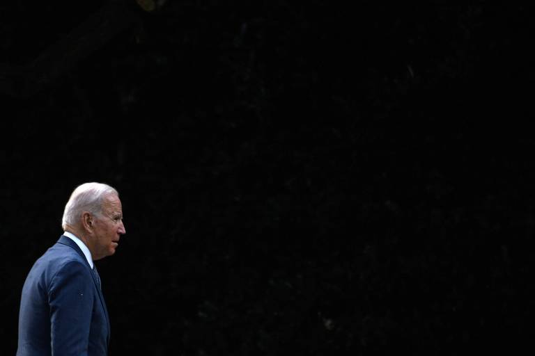 O presidente dos EUA, Joe Biden, caminha em direção ao Salão Oval da Casa Branca, em Washington