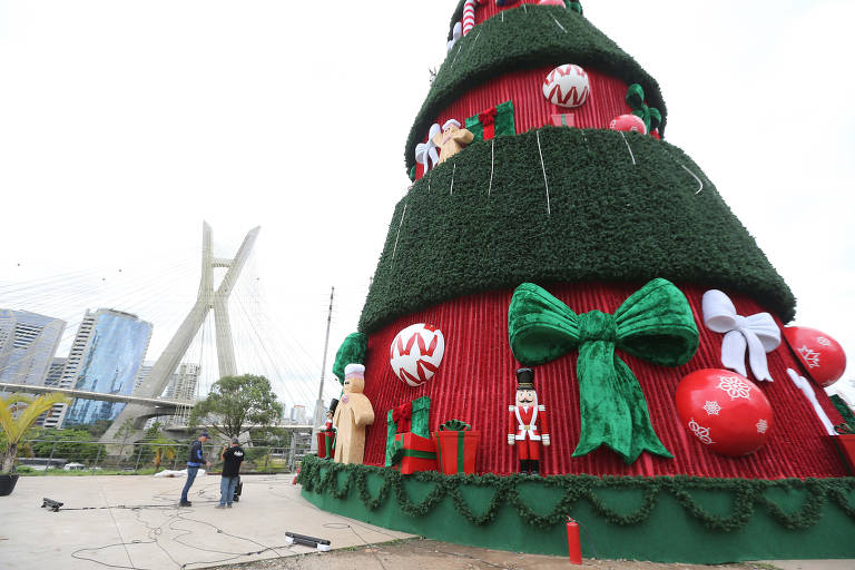 Veja fotos da árvore de Natal na ponte estaiada