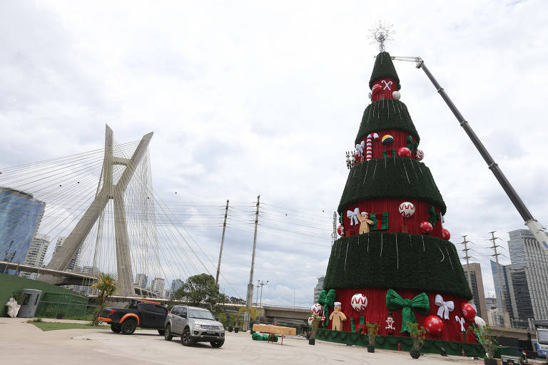 Árvore de Natal na ponte estaiada, em SP, será inaugurada neste sábado (27)  - 26/11/2021 - São Paulo - Agora