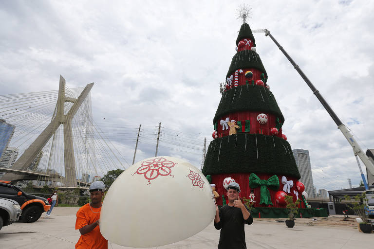 A Prefeitura de SP, em parceira com a Coca-Cola, monta árvore de Natal próxima a ponte estaiada, na zona sul da capital paulista