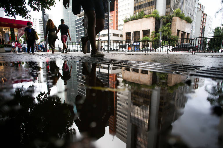 Calçadas molhadas e poças d'água na Av. Paulista