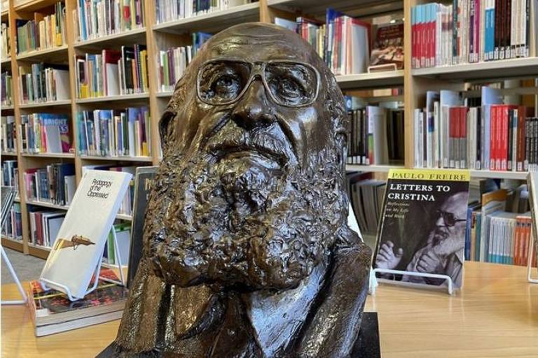 A escultura de Paulo Freire que mira 'guerra cultural' na Universidade de Cambridge