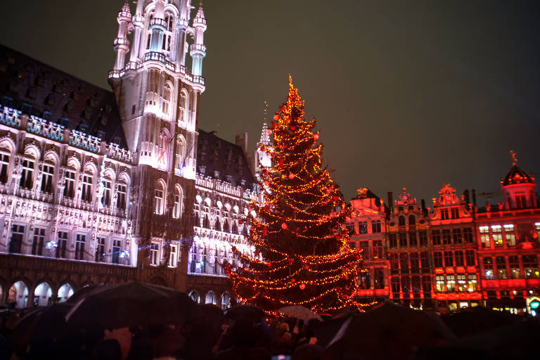 Árvore de Natal gigante na Bélgica e manifestação na Espanha; veja fotos de hoje