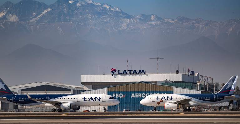 Aviões da Latam Airlines, maior companhia da América Latina, no aeroporto internacional de Santiago, no Chile, em maio de 2020, parados por conta da pandemia de coronavírus