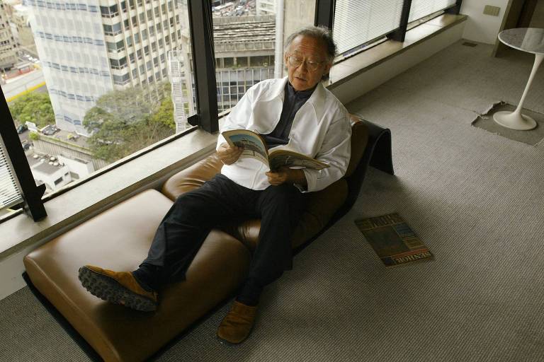 O arquiteto Ruy Ohtake lê suas revistas Senhor, compradas em um sebo, em uma poltrona na cobertura onde mora
