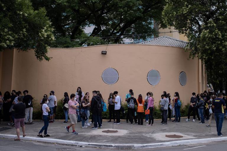 Candidatos chegam para o primeiro dia de provas do Enem, na Unip da avenida Marquês de São Vicente, em São Paulo