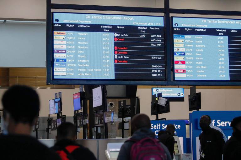 Painel eletrônico mostra voos cancelados no aeroporto de Joanesburgo, após países vetarem voos da África do Sul. 