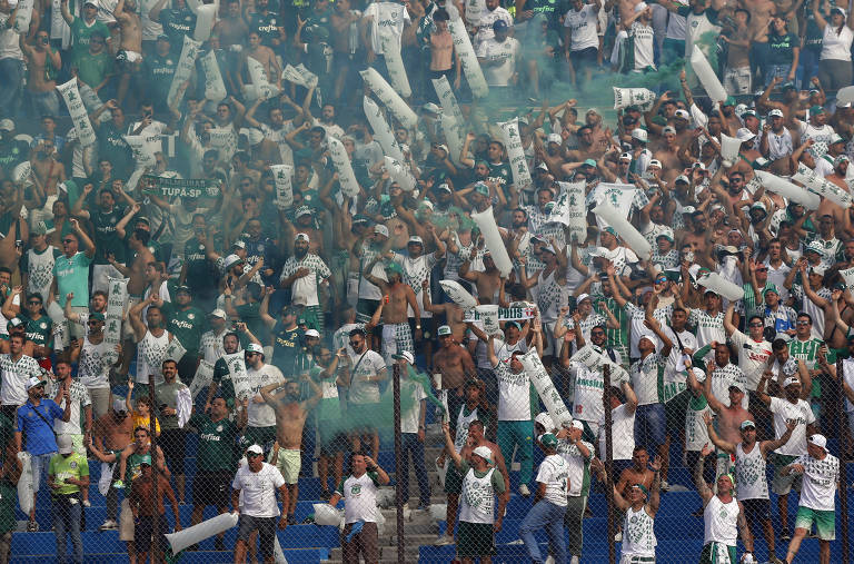 Torcida do Palmeiras durante a partida no Estádio Centenário, em Montevidéu, Uruguai