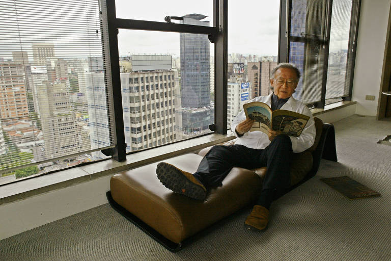  O arquiteto Ruy Ohtake lê suas revistas " Senhor" compradas em um sebo, em uma poltrona na cobertura onde mora