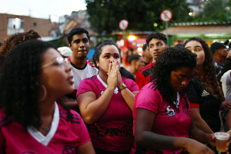 Torcedores do Flamengo na Rocinha, no Rio de Janeiro, assistem à partida