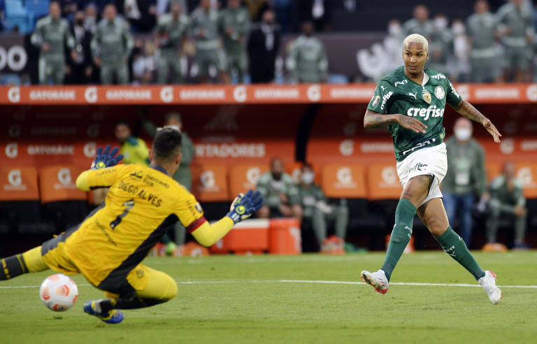Deyverson marca o segundo gol do Palmeiras, que garantiu o título