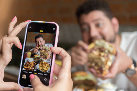 SÃO PAULO, SP, BRASIL, 19-12-2021 - INFLUENCERS - Páginas de TikTok e Instagram que divulgam/avaliam locais estão influenciando consumidores a frequentar bares e restaurantes em São Paulo. Edu e a Carol, casal criador da página Turistando SP. Eles fazem fazem conteúdo de divulgação  de estabelecimentos e, nesta sexta-feira foram na hamburgueria San Do It. (Foto: Ronny Santos/Folhapress, CIDADES)