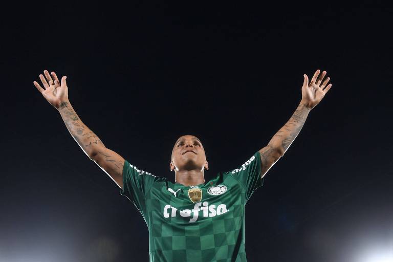 Deyverson comemora a conquista da Libertadores pelo Palmeiras