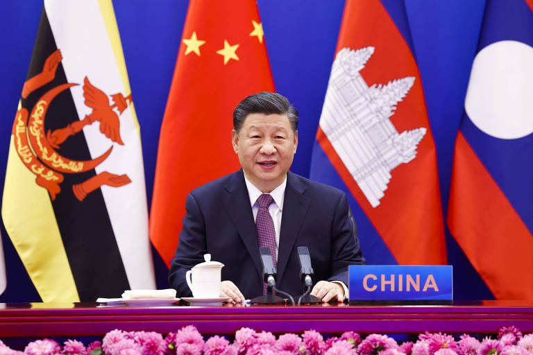 O presidente chinês, Xi Jinping, discursa em cúpula em Pequim comemorativa do 30º aniversário das relações de diálogo entre a China e a Associação de Nações do Sudeste Asiático