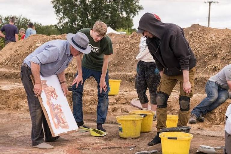 Escavações urgentes começaram após o jovem encontrar cerâmicas no local