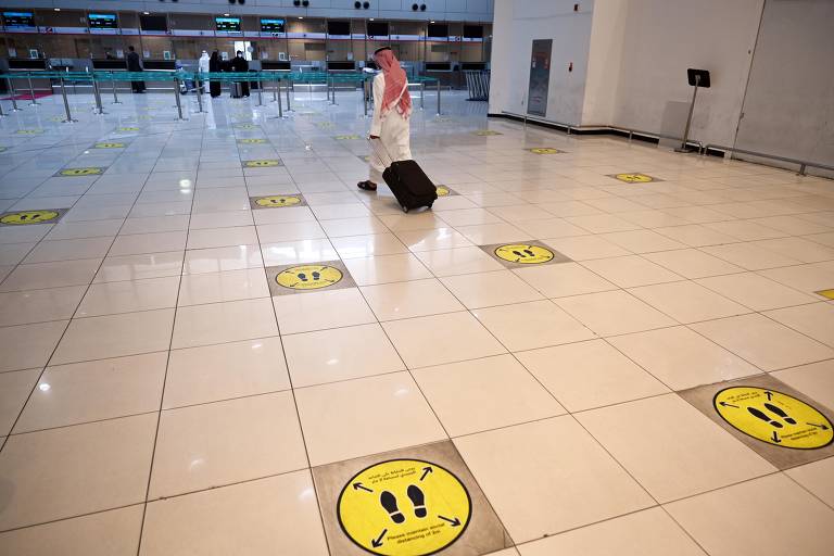 Onde ela apareceu?
O sequenciamento foi feito na África do Sul, o que não quer dizer que a variante tenha surgido lá: o país tem investido na vigilância da pandemia e no sequenciamento genético do coronavírus, o que aumenta suas chances de encontrar mutantes; a primeira amostra com a variante que se conhece foi coletada em Botsuana; na foto, aeroporto de Kuait com avisos de distanciamento para evitar contágio de Covid