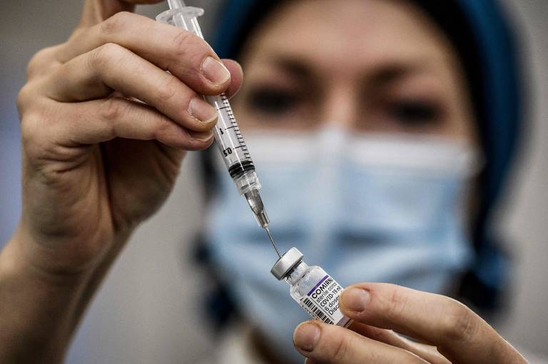 Enfermeira prepara seringa com dose de vacina da Pfizer contra a Covid-19 em centro de vacinação na França