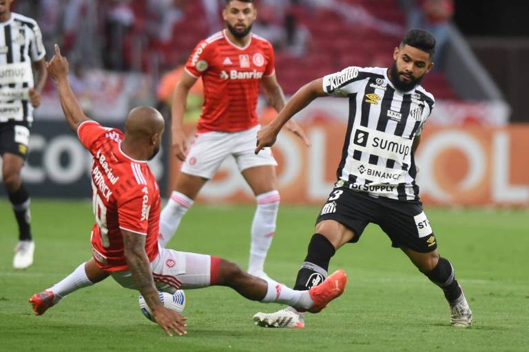 Jovem atacante marca e Santos mantém chance de Libertadores