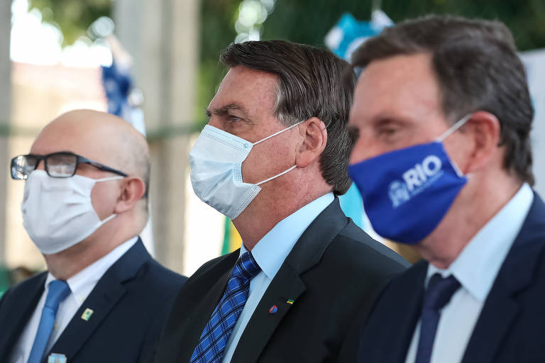 O presidente Jair Bolsonaro ao lado do então prefeito do Rio de Janeiro, Marcelo Crivella, à dir., durante inauguração da Escola Municipal Cívico-Militar Carioca