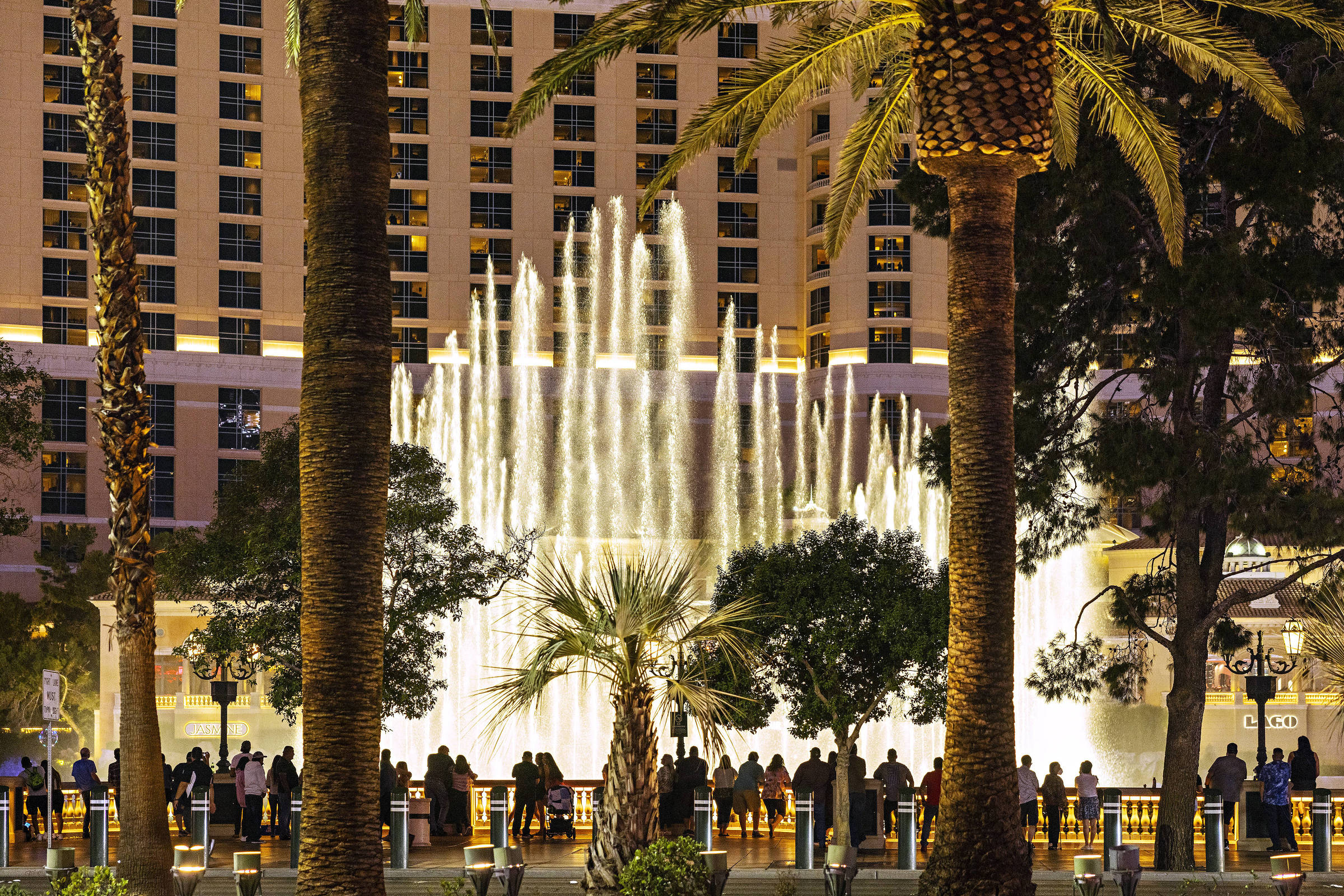 Turistas assistem a apresentação com as fontes do hotel Bellagio, em Las Vegas