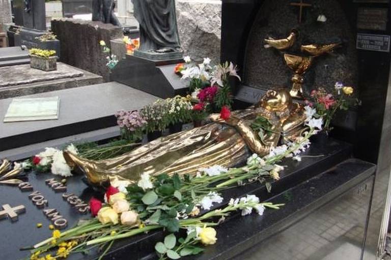 Imagem mostra um túmulo com flores