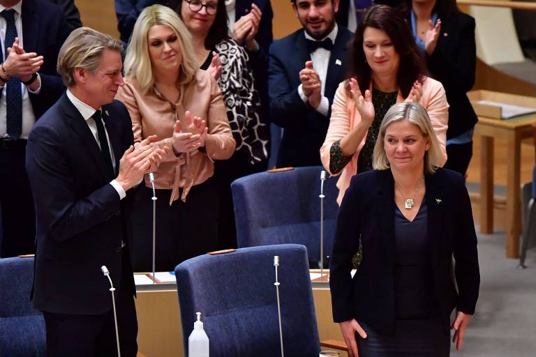 Magdalena Andersson é aplaudida após ser eleita primeira-ministra da Suécia 