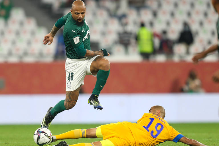 Felipe Melo disputa bola contra o argentino Guido Pizarro, do Tigres, na semifinal do Mundial da temporada 2020