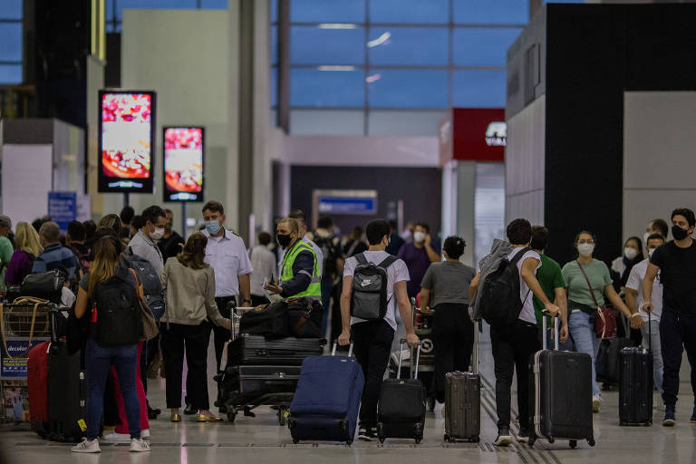 Fluxo de pessoas no aeroporto de Guarulhos, na Grande SP; passageiro vindo da África testou positivo para Covid-19 e estudo está analisando se ele tem a cepa ômicron do novo coronavírus