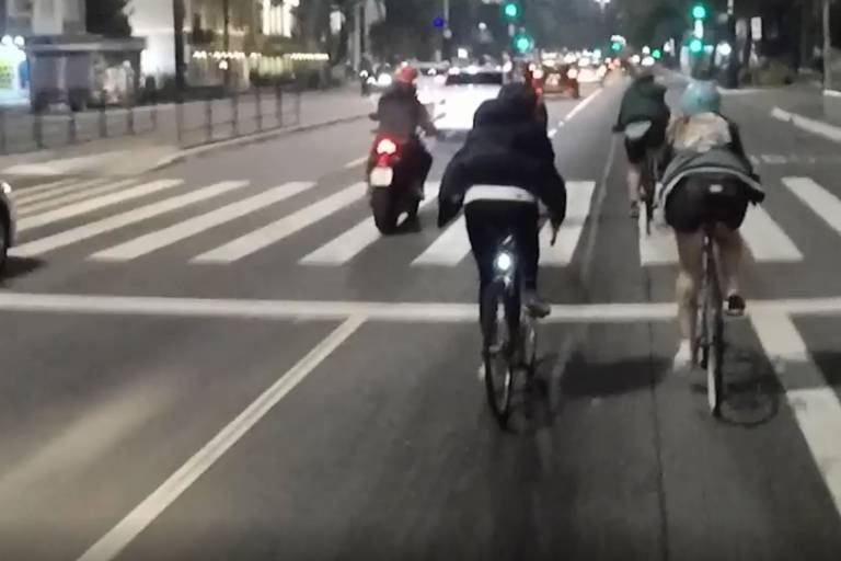 Reprodução de vídeo que captura momento em que motoqueiro ataca ciclistas
