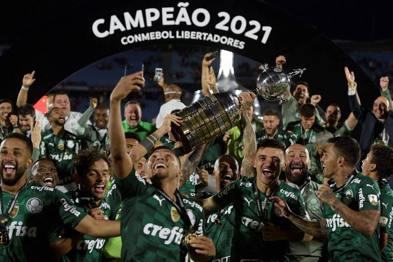 Jogadores do Palmeiras no momento da entrega da taça de campeão da Libertadores
